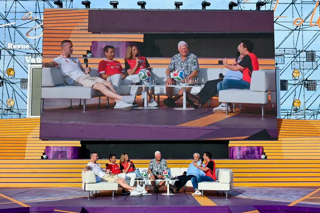 Fußballprominenz auf der Seebühne: Stefan Maierhofer, Burgenland Tourismus-Geschäftsführer Didi Tunkel, Moderatorin Sissy Gamauf, Toni Polster, Hans Krankl und Moderator und Krone-Online-Sportchef Michael Fally. | Foto: Burgenland Tourismus