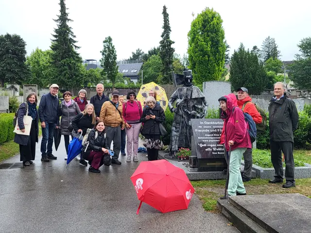 Bei dem Rundgang erfuhren Menschen vieles über die Geschichte des Hietzinger Friedhofes. Die Gedenkstätte befindet sich am Haupteingang Maxingstraße 15. | Foto: Z.V.g.