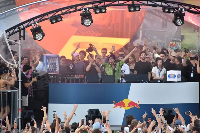 Der internationale, gehypte Star-DJ Fisher heizte energisch seinem Festival-Publikum ein.  | Foto: Patricia Hillinger/MeinBezirk