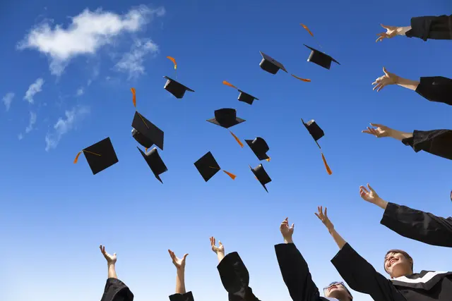 Zahlreiche Maturanten jubeln über ihren Abschluss. | Foto: Smarterpix/tomwang