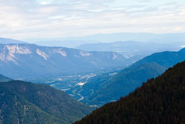 Blick hinab nach Tarvisio und weiter nach Kärtnen. | Foto: © by Ing. Günter Kramarcsik