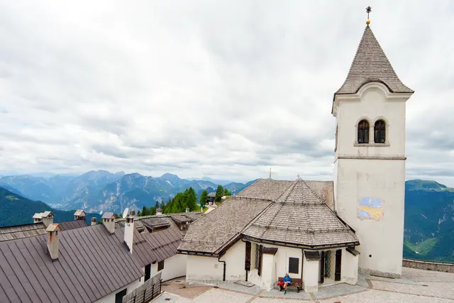 Schöner große Platz mit Sitzbänke auf der Rückseite der Kirche. Blick vom Gipfelkreuz hinab zur Kirche.  | Foto: © by Ing. Günter Kramarcsik