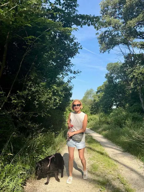 Johanna Mikl-Leitner mit Hündin Milou. | Foto: Mikl-Leitner
