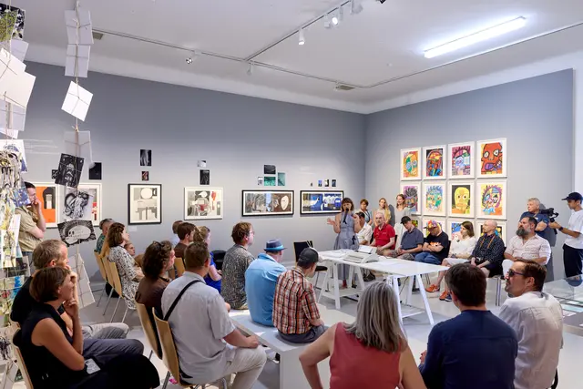 Bei der Lesung „das atelier ICH“ wurden Texte vorgetragen, die auf einer Atelier‑Schreibmaschine seit 2018 anonym geschrieben wurden.  | Foto:  Ludwig Schedl