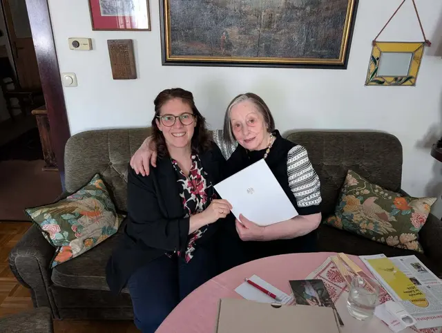Bezirksrätin Victoria Ihl (SPÖ) und Hedi Springer bei der Überreicung der Ehrengabe.  | Foto: BV17