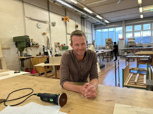 Holzplatten, Möbelstücke und bemalte Tische: im "Reich" von Werkstätten-Leiter Markus Srienz werden Bühnenbilder angefertigt. 