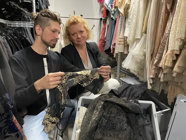 Historische Stücke, filigrane Spitze: Klara Wiedemaier und Dorian Wimmer vom Kostümfundus geben Einblick in "ihr Reich" | Foto: Lisa Gold