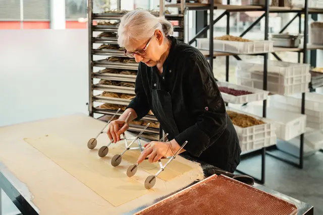 Inge Kahr in ihrem Element: Sie und ihre 16 Mitarbeiter bereiten täglich zwischen 50 und 100 Kilogramm frische Pasta zu und das in allen möglichen Variationen, mit und ohne Fülle. | Foto: Bernd Grosseck