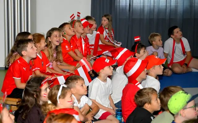 Gespannte Kinderaugen konnten den Anpfiff kaum erwarten und verfolgten das Spiel der Nationalelf mit Trillerpfeifen und Fanchören | Foto: Franz Krendl
