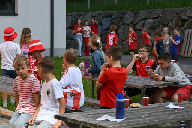 Jordie (8) und Oskar (8) - beide links vorne - diskutierten im Pausenhof über die Schiedsrichterentscheidungen | Foto: Franz Krendl