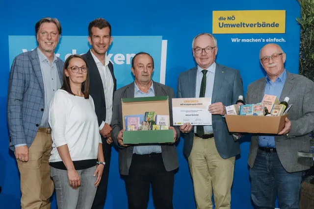 Bei der Preisverleihung der NÖ Frühjahrsputzaktion: GVH-Obmann Franz Göd, Karin Hofbauer; UmChristian Macho, Präsident der NÖ Umweltverbände; Alfred Schmid; Stephan Pernkopf, LH-Stellvertreter; Georg Schmied, Geschä sführer des GVH Horn. | Foto: SophieNaglBalber