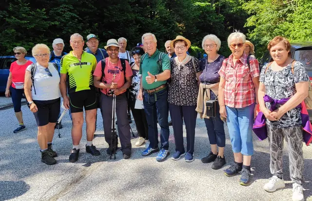 Martha Moritsch, Willibald Hilgenfeld, Anton Polessnig und Pfarrer Suresh Meriga (von links) mit Teilnehmern der Wandergruppe | Foto: Privat