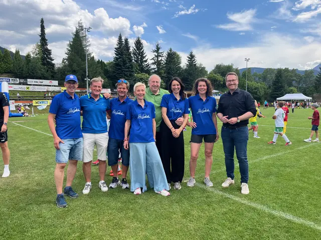 LHStv. Philip Wohlgemuth und der Präsident des Tiroler Fussballverbands, Sepp Geisler, besuchten die Veranstaltung ebenfalls. Im Bild mit Georg Falgschlunger und Joe Walcher vom FC Patscherkofel, Helmut Lutz (Vorsitzender Management Club Tiro) und Familie Constantini  | Foto: Didi Constantini Gedenkturnier