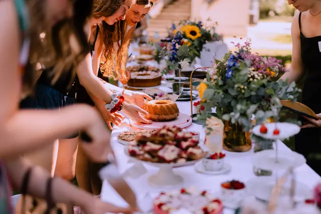 Das erste Kuchen-Picknick auf dem Grundstück der Klimt-Villa war ein voller Erfolg. Etwa 80 Besucherinnen und Besucher teilten ihre selbstgebackenen Kreationen.  | Foto: Alexander Zillbauer