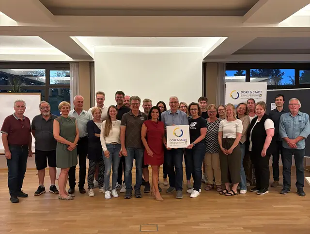 Bürgermeister Gerhard Wandl und Vizebürgermeisterin Mona Riegler (in der Bildmitte) mit den Teilnehmer:innen der Zukunftswerkstatt im Hotel Ottenstein | Foto: Marktgemeinde Rastenfeld