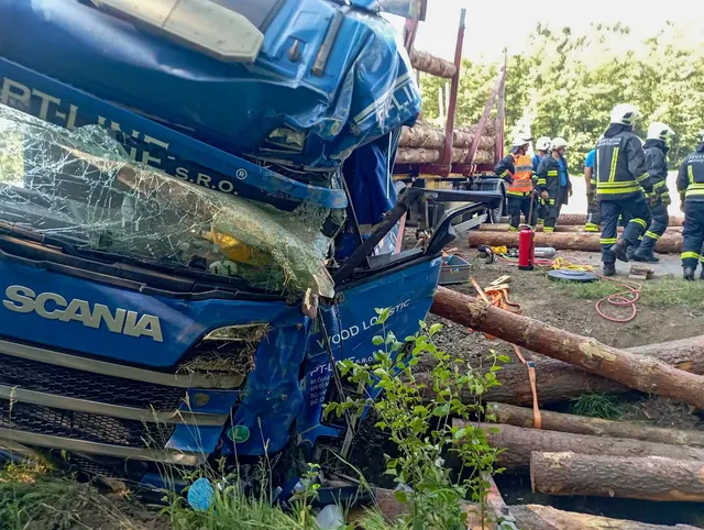Die Fahrerkabine wurde schwer beschädigt. Für den eingeklemmten Lenker kam jede Hilfe zu spät. | Foto: Bezirksfeuerwehrkommando Oberwart/Alexander Flaschberger