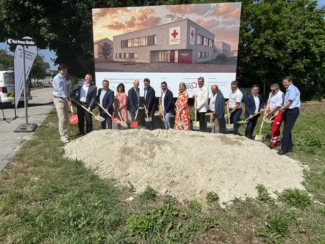 Mit dem Spatenstich fiel der offizielle Startschuss für die neue Rotkreuz-Ortsstelle in Traun. | Foto: MeinBezirk