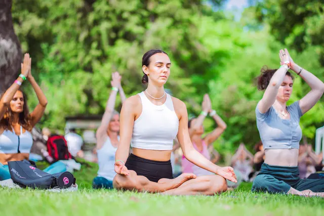 Das Yoga Junkies Festival findet seit 2023 statt. Es findet auf dem historischen Gelände des Schloss Hetzendorf in Liesing statt.  | Foto: Florian Ritter