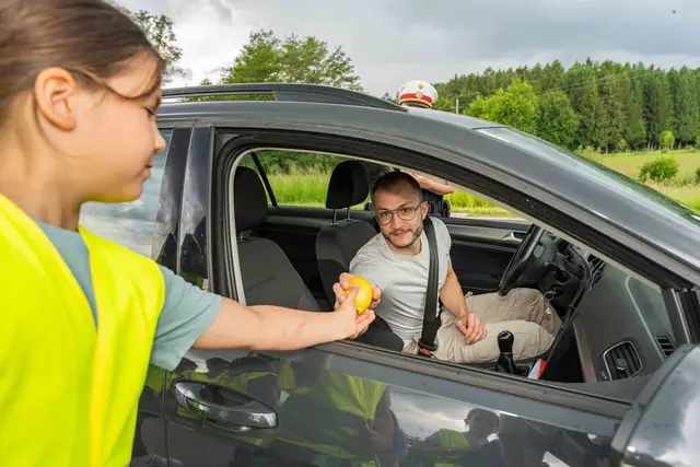 Wer sich an die Geschwindigkeitsbegrenzung hielt, wurde gelobt und erhielt einen „süßen“ Apfel. Wer zu schnell unterwegs war, wurde höflich ermahnt und erhielt eine „saure“ Zitrone.  | Foto: KFV/Michael Sabotha