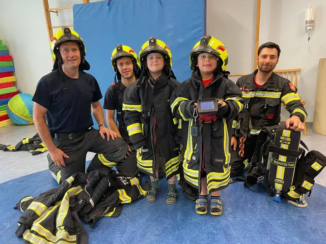 Die Kinder durften die persönliche Schutzausrüstung selber anziehen und die Helme aufsetzen. | Foto: FF Waidhofen/Thaya
