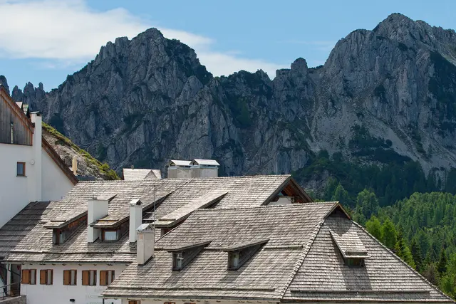 Herrliche Komposition von Schindeldächer mit den steilen Felswänden der Montaschgruppe. | Foto: © by Ing. Günter Kramarcsik