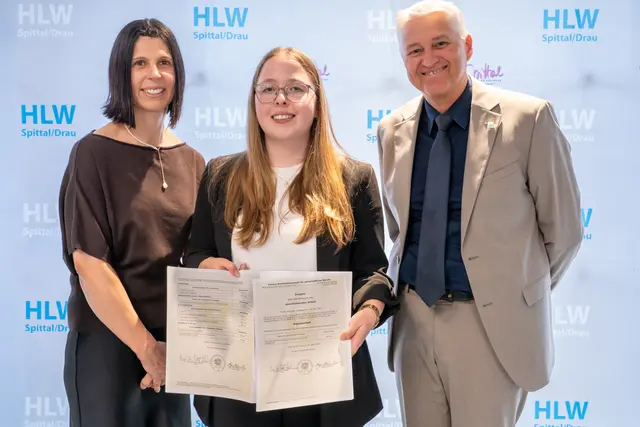 Ein besonderer Erfolg für ganz Oberkärnten. Vanessa Fuchs aus der 5BHW erzielte in allen neun Prüfungsbereichen lauter "Sehr gut"! 
GROSSER STOLZ

Bildnachweis v.l.n.r.
Jahrgangsvorständin Melanie Lang, Absolventin Vanessa Fuchs, Direktor Adolf Lackner | Foto: (c) hlwspittal Medienteam Krämmer 2026