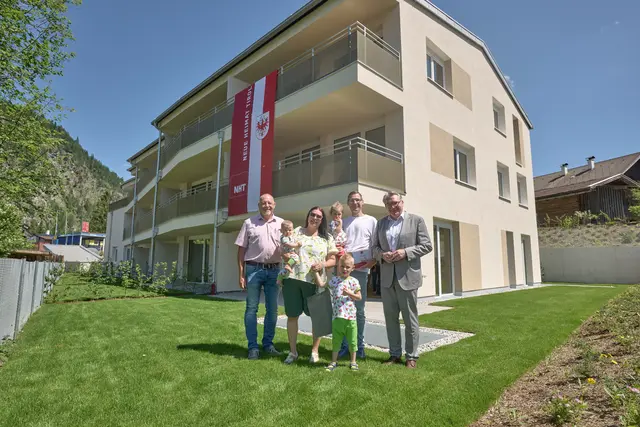 Großer Freudentag in Ehrwald: NHT-Geschäftsführer Johannes Tratter (re.) und Bürgermeister Markus Köck begrüßen Familie Bogos im neuen Zuhause.  | Foto: NHT/Oss