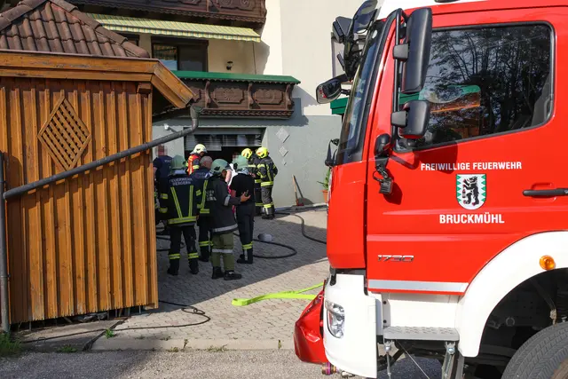 Durch das rasche Eingreifen der Einsatzkräfte konnte ein größerer Gebäudeschaden verhindert werden.  | Foto: laumat/Matthias Lauber