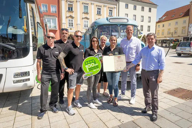 Auch die Wirtschaftskammer stellte sich mit Glückwünschen und einer Urkunde zu 100 Jahre bei den wnsks-Geschäftsführern Thomas Pils und Peter Eckhart sowie Mitarbeiterinnen und Mitarbeitern ein. | Foto: Stadt Wiener Neustadt/Weller