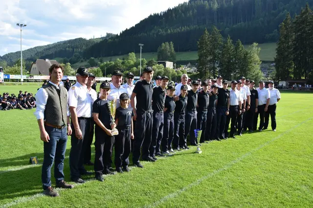 Die zahlreichen Ehrengäste gratulierten den Tagessiegern. | Foto: BFVMZ