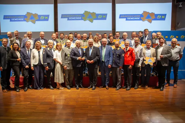 Insgesamt wurden bei der aktuellen Zertifizierungsveranstaltung 35 Gemeinden ausgezeichnet. | Foto: noezsv