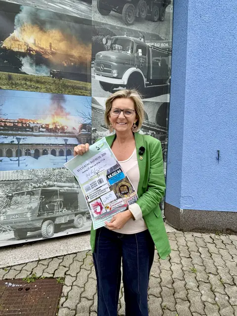 Bürgermeisterin und Kulturreferentin Ines Schiller mit dem Plakat zum zweiten Bad Ischler Kulturtag vor dem Feuerwehrmuseum in der Kaiser-Franz-Josef-Straße.  | Foto: Stadtgemeinde Bad Ischl