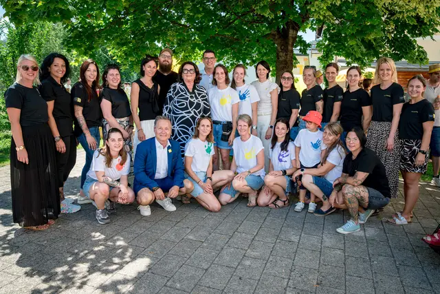 Team des Hilfswerks Kärnten beim Sommerfest im "Haus der Generationen" Völkermarkt, darunter Präsidentin Elisabeth Scheucher-Pichler sowie die
Geschäftsführer Horst Krainz und Hannes Lora | Foto: Hilfswerk Kärnten/Bernhard Knaus