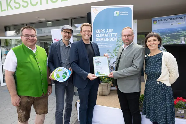 Von links: Amtsleiter Thomas Zellner, Norbert Rainer (Klimabündnis), Landesrat Stefan Kaineder, Bürgermeister Michael Spörker und Simone Hinterhölzl-Tumfart (Klimabündnis). | Foto: Gemeinde St. Oswald bei Freistadt