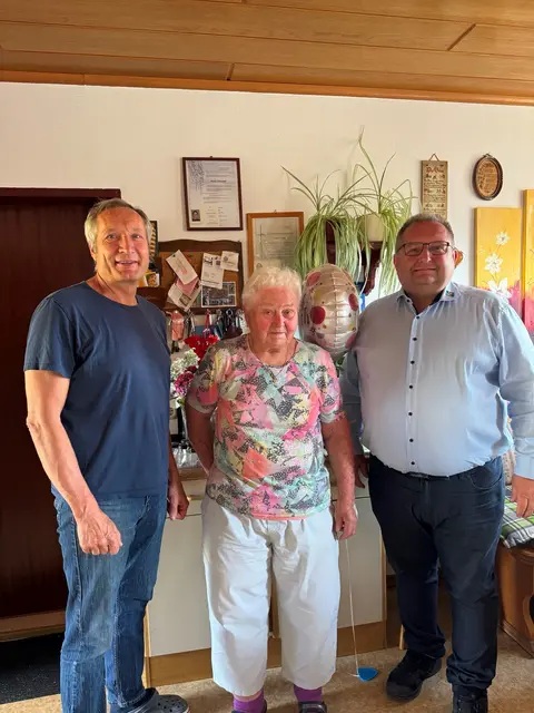 Bürgermeister Franz Kloiber überbringt persönliche Glückwünsche an die Jubilarin Valerie Pühler. | Foto: Stadtgemeinde Maissau