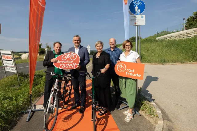 Wiesens Bürgermeister Matthias Weghofer, Landesrat Heinrich Dorner, Mattersburgs Bürgermeisterin Claudia Schlager, Bernd Wessely, Eigenbetrieb Bau und Betrieb Burgenland und Christine Zopf-Renner, Leiterin Mobilitätszentrale Burgenland. | Foto: LMS Burgenland