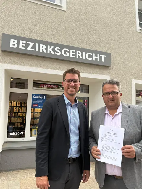 Bgm. Christian Härting und der Tiroler Nationalratsabgeordnete Klaus Mair (r.) bitten alle BürgerInnen um rege Beteiligung an der Petition. | Foto: MG Telfs