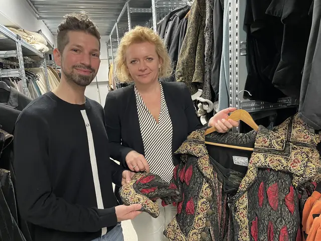 Mehr als "nur" ein Kleidungsstück: Klara Wiedemaier und Dorian Wimmer haben zu den Kostümen stets eine Geschichte parat. | Foto: Lisa Gold