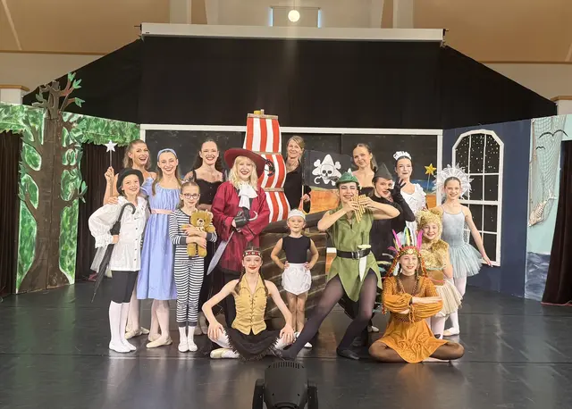 Die bunte Bühnenshow von Peter Pan.  | Foto: Tanzstudio Mills