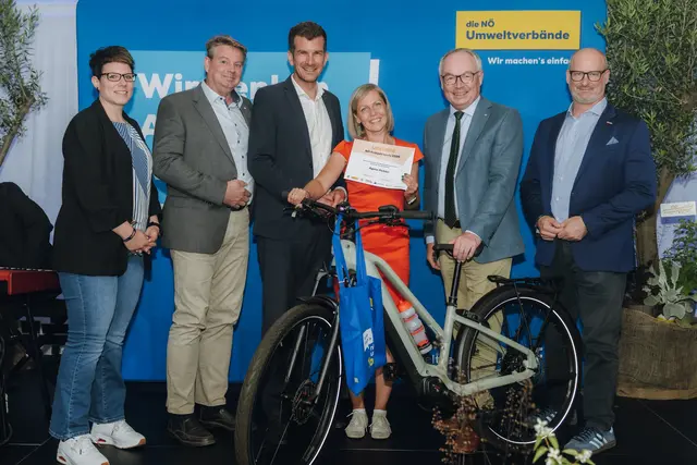 Nadine Spitzbart, Abfallberaterin des Wirtschaftshofes Klosterneuburg; Thomas Pöll, Abfallberater des Wirtschaftshofes Klosterneuburg; Christian Macho, Präsident der NÖ Umweltverbände; Agota Pichler, Gewinnerin aus dem Verbandsgebiet des Wirtschaftshofes Klosterneuburg; Stephan Pernkopf, LH-Stellvertreter; Thomas Kasper Obmann der Wirtschaftskammer Österreich für den Fachverband Entsorgungs- und Ressourcenmanagement | Foto: Sophie Nagl-Balber