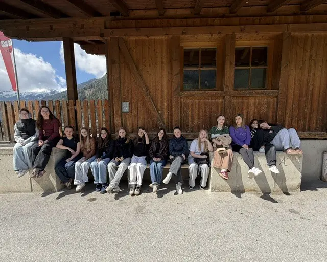 Der Kampler See ist bei Jugendlichen ein beliebter Treffpunkt. Jetzt gibt es dort eine neue Sitzmöglichkeit. | Foto: PTS Stubai