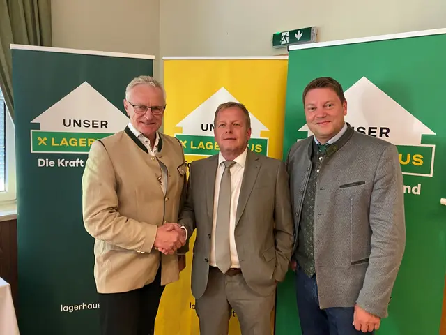 Bundesrat Ferdinand Tiefnig gratuliert den Geschäftsführern Helmut Barth und Christian Irnberger. | Foto: Lagerhaus/Simböck, Kainrad