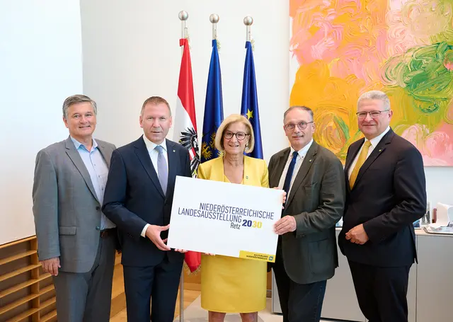 Erwin Klissenbauer (GF NÖ Landesausstellung), Stefan Lang (Bürgermeister Retz), Landeshauptfrau Johanna Mikl-Leitner, Richard Hogl (Abgeordneter zum NÖ Landtag) und Hermann Dikowitsch (Leiter Abteilung Kunst und Kultur Land NÖ). | Foto: NLK Pfeiffer