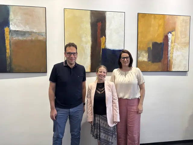 Von links: Hans Jürgen Seifert (CIO von MED-EL), Claudia Brandl (Vorsitzende des Vereins Coding4Kids) und Wirtschaftskammer-Präsidentin Barbara Thaler | Foto: MeinBezirk/Thomas Geineder