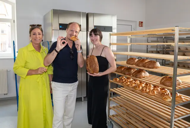 Geschmackstest überzeugt: Bürgermeister Johannes Anzengruber (m.) und Wirtschaftsstadträtin Mariella Lutz (l.) sind von den Backkünsten von Sonja Fiegl (r.) beeindruckt.	  | Foto: © Stadt Innsbruck/F.Bär