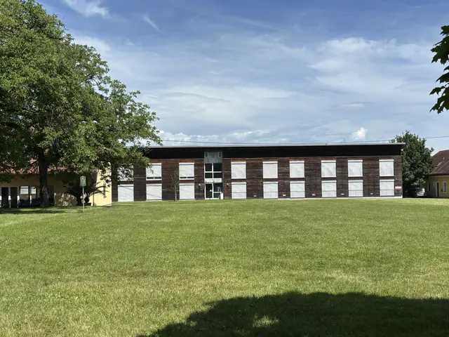 2005 wurde das ehemalige landwirtschaftliche Gebäude weggerissen und das Seminarzentrum mit dem Zimmertrakt gebaut.  | Foto: MeinBezirk/Waltraud Fischer