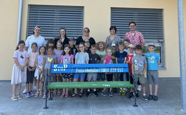 Volksschülerinnen und Volksschüler mit Projektverantwortlichen und Bürgermeister Alexander Leutgeb. | Foto: StoP Perg