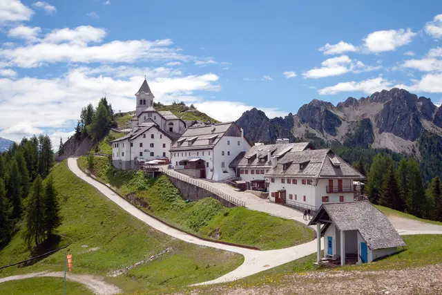 So empfängt das kleine Dorf im kärtnerischen Baustil die Besucher, wenn sie mit der Seilbahn angekommen sind. | Foto: © by Ing. Günter Kramarcsik