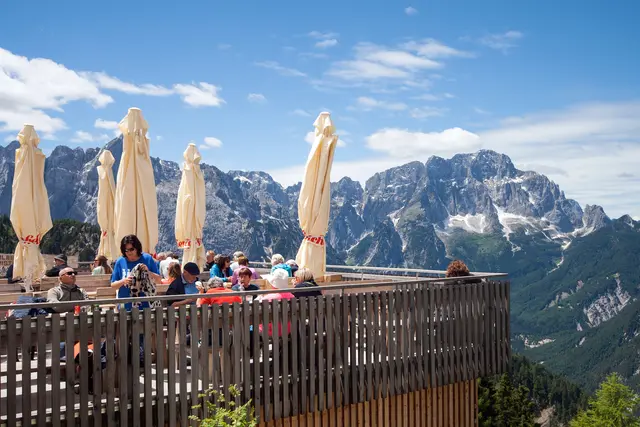 Im Ecktisch ließen wir uns auch für ein Mittagessen vom letzten und obersten Restaurant nieder. | Foto: © by Ing. Günter Kramarcsik