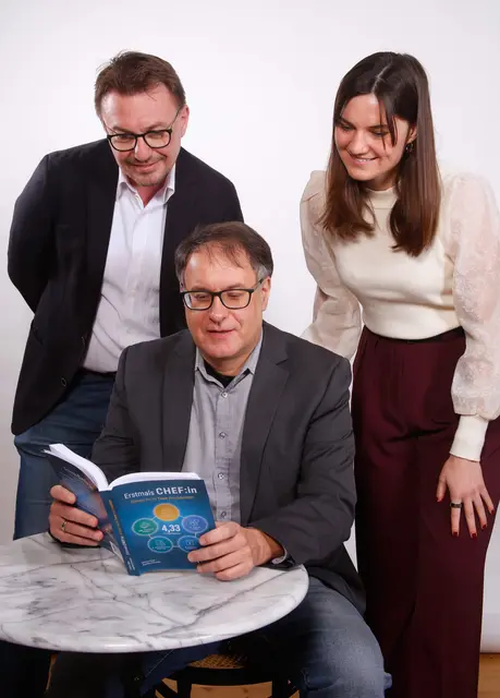 Jürgen Atzlsdorfer, Markus Seper und Angelika Schneider mit dem Buch "Erstmals Chef:in". | Foto: Erich Leonhard